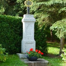 Wohnstallhaus und Seitengebäude eines Dreiseithofes sowie Betkreuz Ringstraße 10
