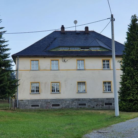 Wohnhaus, Wohnstallhaus und Scheune eines Dreiseithofes sowie Granitpfeiler Hauptstraße 8
