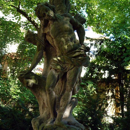 Socha svatého Šebestiána v parku před zámkem v Chyši