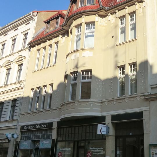 Wohn- und Geschäftshaus mit originaler Ladenfront in geschlossener Bebauung und linkes Hofgebäude Jakobstraße 4a