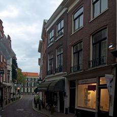 Pand met ingezwenkte halsgevel met aanzetvazen en recht afgedekte top