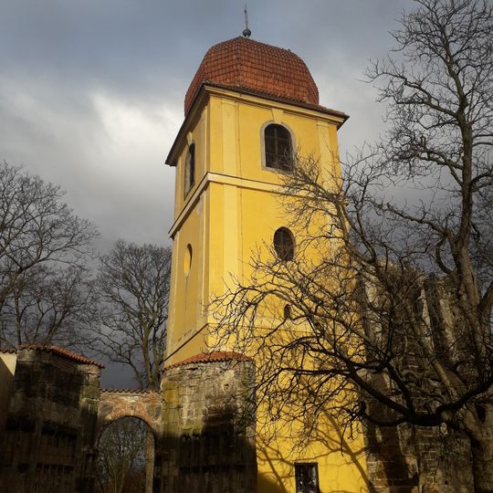 Barokní zvonice u nedostavěného gotického kostela v Panenském Týnci