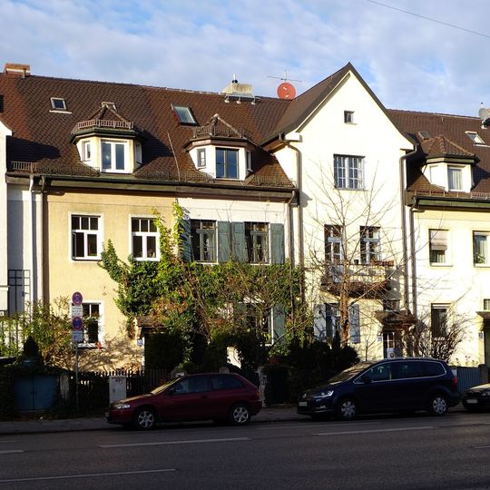 Malerische, symmetrisch komponierte Reihenhausgruppe