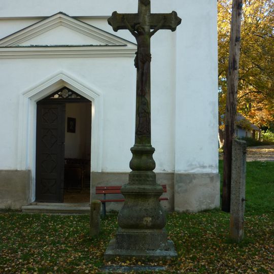 Kříž u kostela svatého Linharta ve Stoječíně
