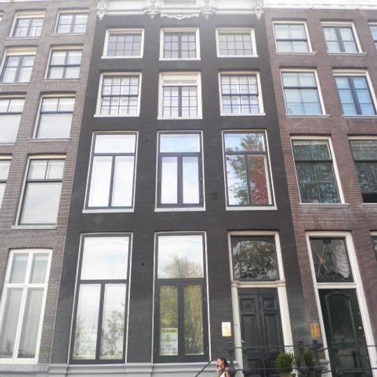 Pand met gevel onder rechte lijst met consoles, met versierde stoep en flesbalusters