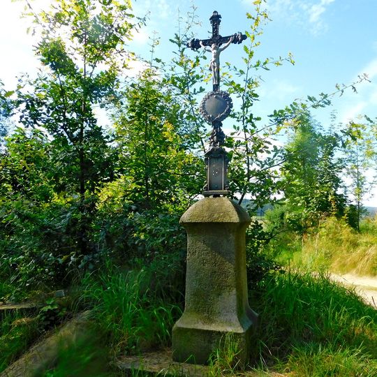Kříž u silnice na východním okraji Lipnice nad Sázavou