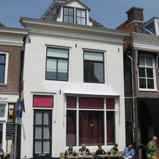 Pand onder zadeldak met gepleisterde lijstgevel