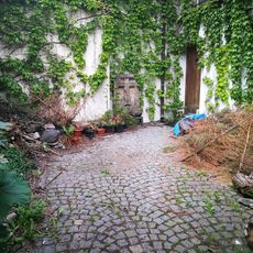 Mezník na dvoře Havlíčkova domu