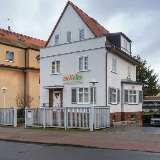 Wohnhaus in offener Bebauung mit Einfriedung Sommerfelder Straße 7
