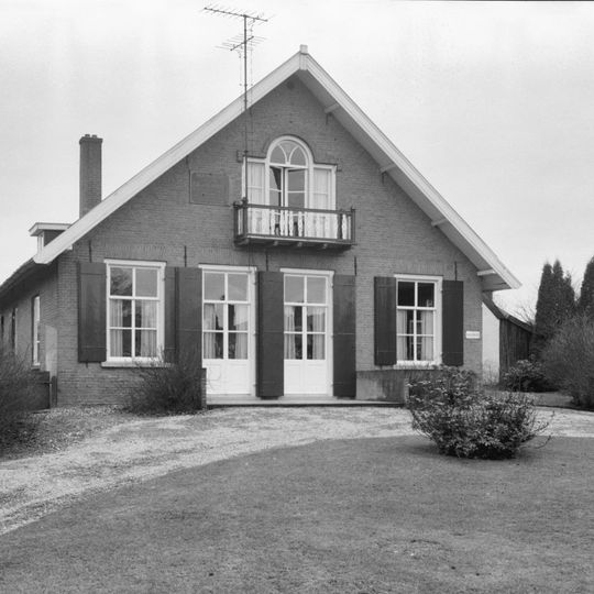 Huis onder zadeldak. In de voorgevel vensters met luiken en zesruitsramen; zoldervenster met getoogde middendeel. Woonhuis van de dichter De Genestet
