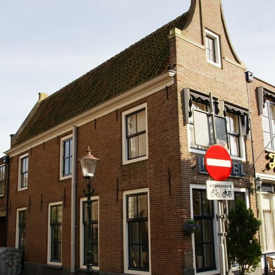 Smal pandje met halsgevel aan de Breedstraat