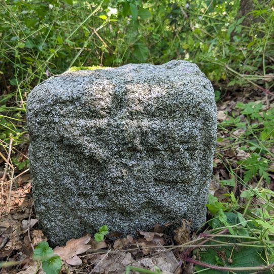 Borne frontière des justices de Cleppé et de Poncins