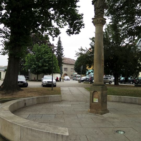 Sloup se sochou Panny Marie s Ježíškem