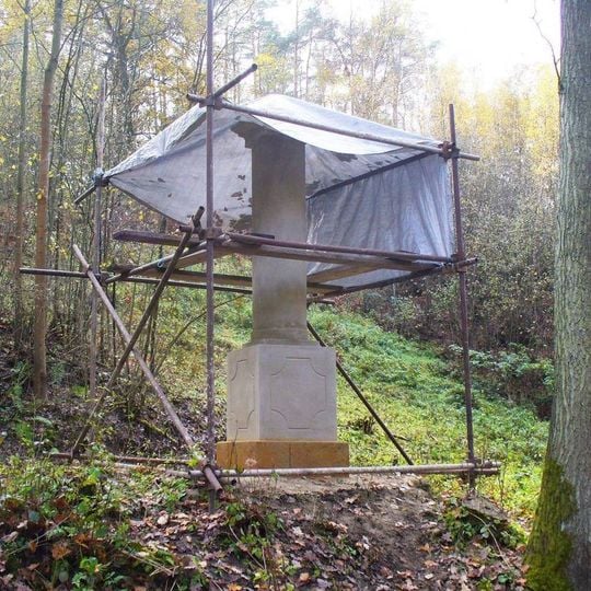 Kamenný sloup u lesní cesty severozápadně od Chcebuzi