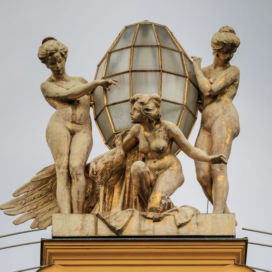 Sousoší na štítu hotelu Evropa na Václavském náměstí