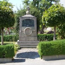 Kriegerdenkmal für die Gefallenen beider Weltkriege, später mit Gefallenen des Zweiten Weltkriegs ergänzt