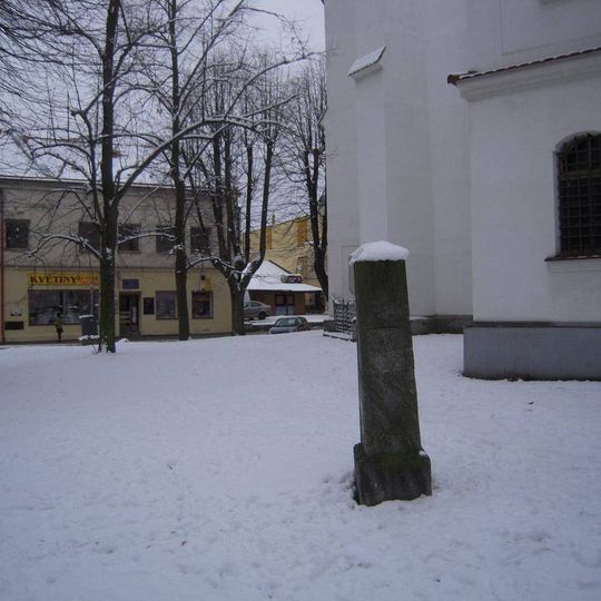Milník na severní straně kostela  Nanebevzetí Panny Marie v Bruntálu