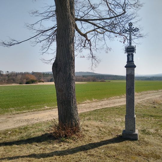 Kříž u cesty k tábořišti