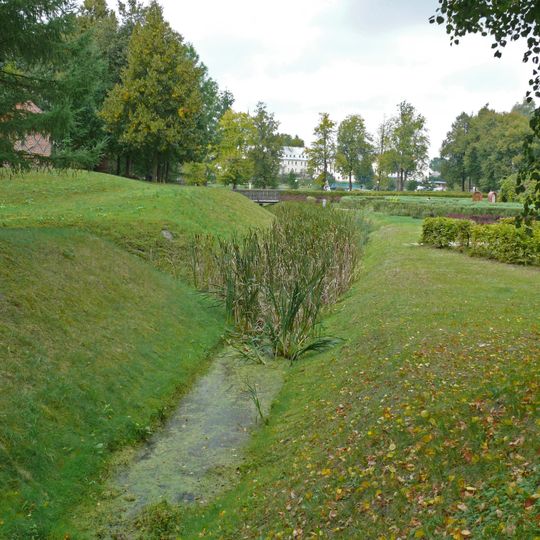 Obwarowania ziemne z fosami