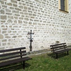 Kříž u kostela v Myslívě