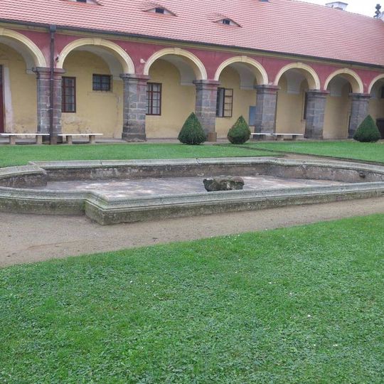 Kašna v parku před zámkem v Libochovicích