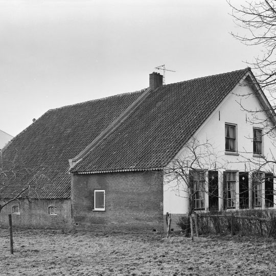 Boerderij, langhuis met gepleisterde topgevel, 18e eeuw en bijgebouw