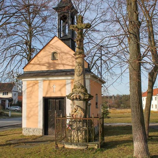 Kříž v Kovářově před kaplí