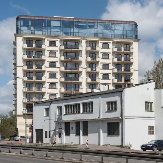 Salon wystawienniczy samochodów i warsztaty firmy Auto Koncern