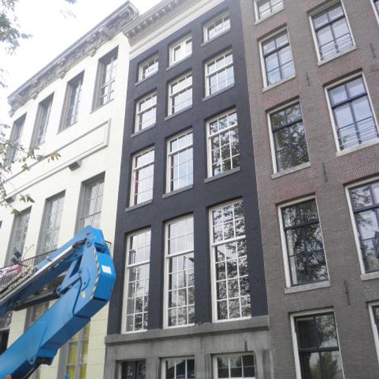 Pand met gevel onder rechte lijst