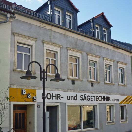 Wohnhaus in geschlossener Bebauung mit Laden Hauptstraße 51