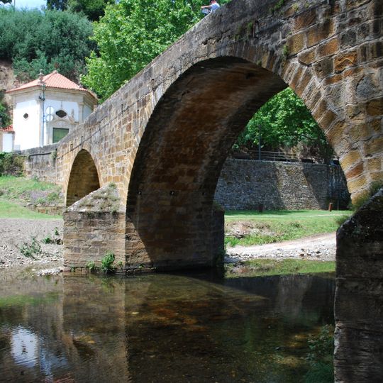 Ponte sobre o Rio Ceira e capela hexagonal a sul