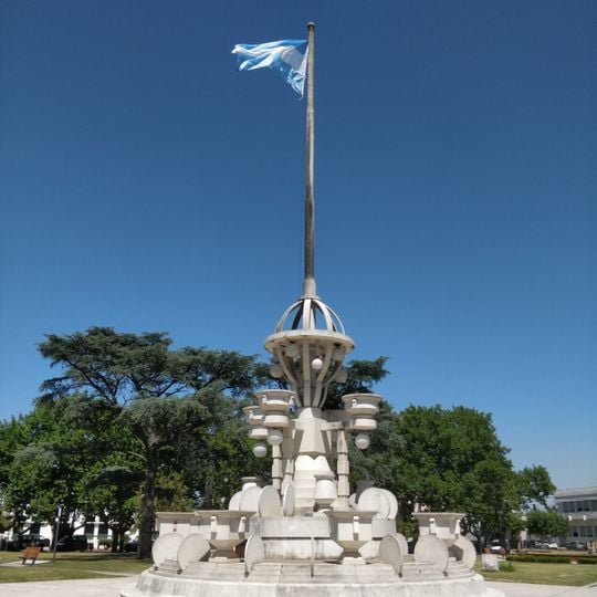 Mástil de la Plaza General José Arias