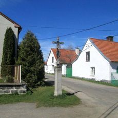 Kříž v Kejnicích u křižovatky