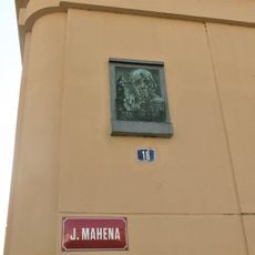 Pamětní deska Rudolfa Těsnohlídka na boku gymnázia v Masarykově ulici v Čáslavi