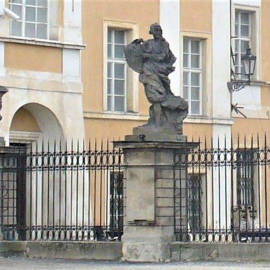 Socha Minerva před zámkem v Duchcově