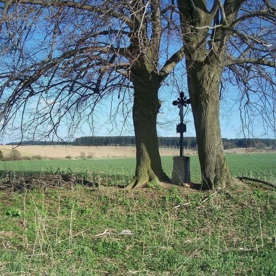 Kříž severně od Vintířova mezi stromy
