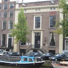 Dubbel huis met gevel van drie traveeën met zandstenen hoeklisenen, deuromlijsting en triglyfenlijst en bakstenen attiek