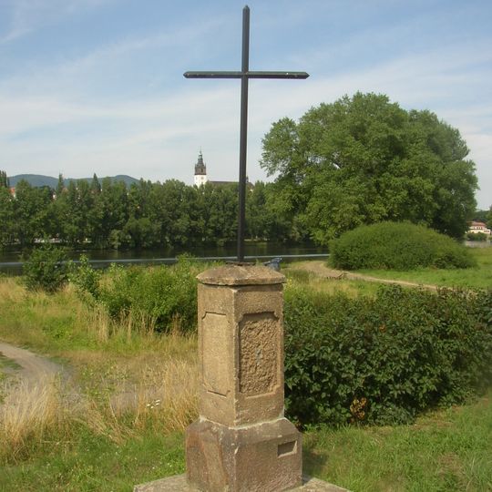 Kříž na rozcestí u hřiště v Mlékojedech