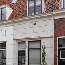 Huis met gepleisterd lijstgeveltje, alleen parterre