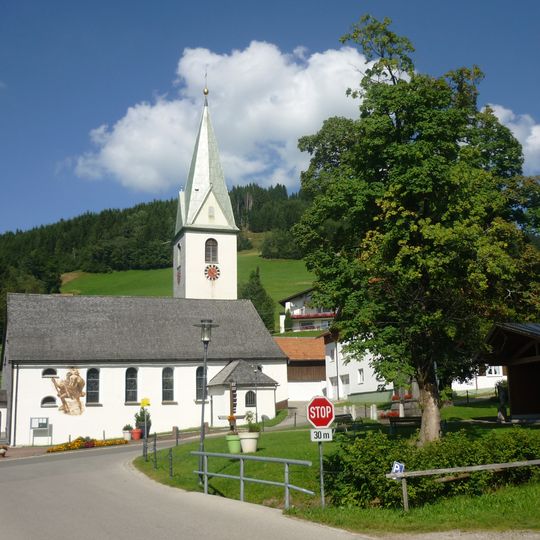 Kath. Pfarrkirche Unsere Liebe Frau Mariae Namen, Friedhof m. Totenkapelle