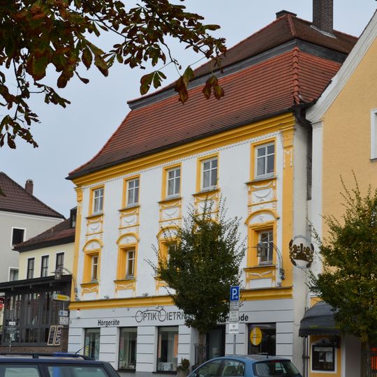 Wohn- und Geschäftshaus