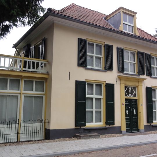 Woonhuis met lage verdieping onder schilddak, achterhuis onder aflopend lessenaarsdak en serre met balkon aan de westzijde