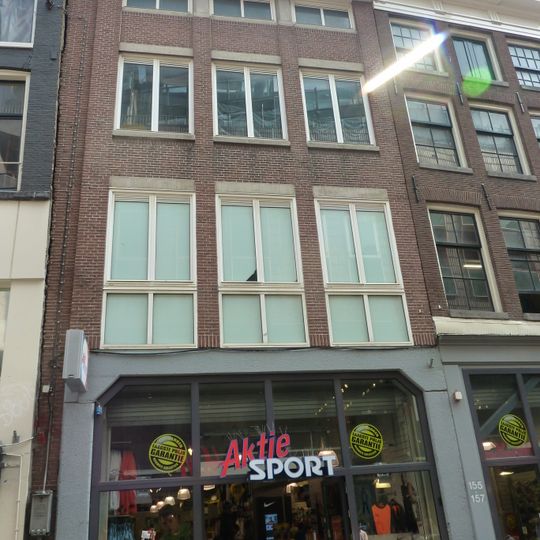 Pand met gevel onder rechte lijst met triglyfen