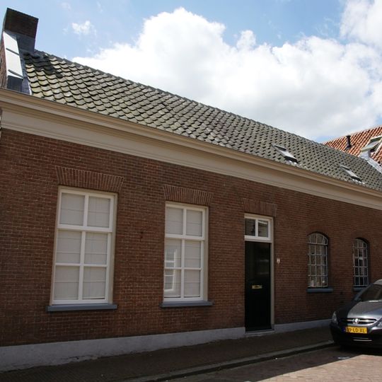 Pand met lijstgevel en pannen zadeldak