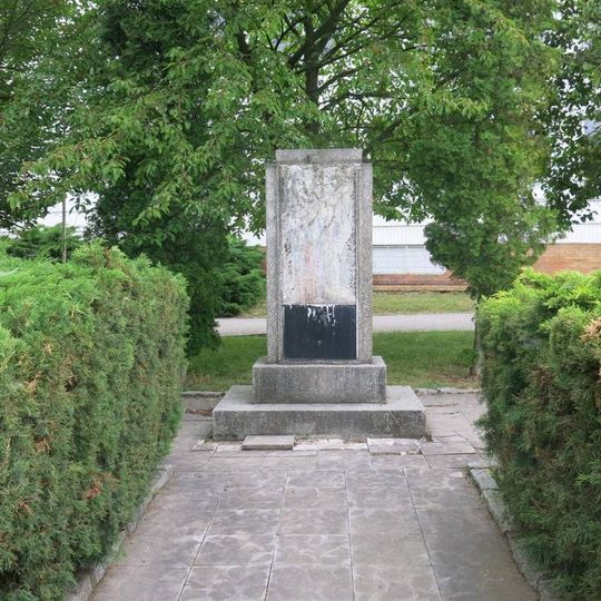 Pomník nejasného účelu v centru Bečova