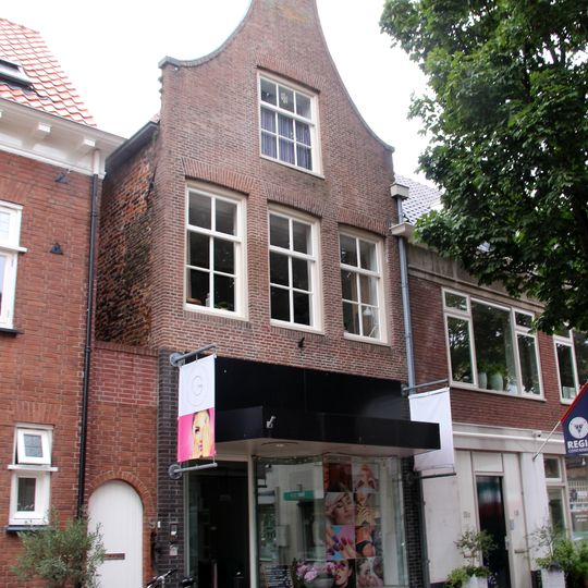 Pand met eenvoudige gevel met ingezwenkte zijkanten