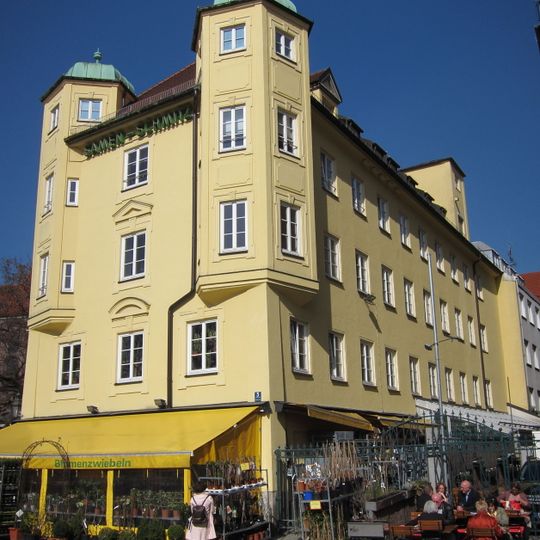 Wohn- und Geschäftshaus