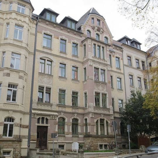 Mietshaus in geschlossener Bebauung mit Vorgarten Barbarossastraße 56