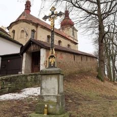 Kříž u kostela v Praskolesích