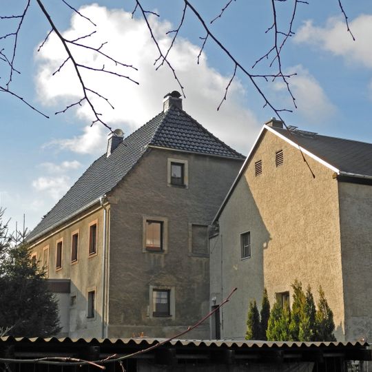 Wohnhaus und Sandsteinrelief Dorfstraße 10